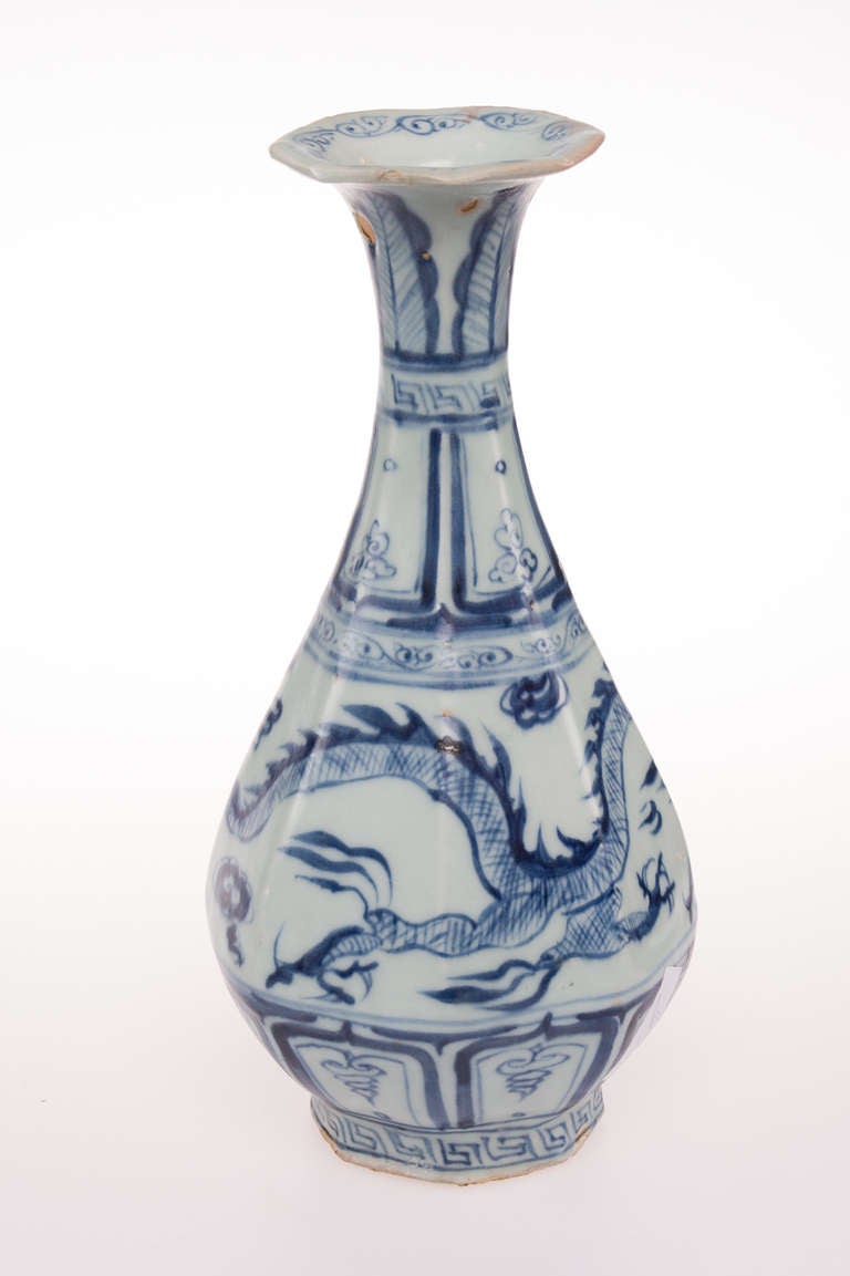 Octagonal Blue and White Yuhuchun Vase In Fair Condition For Sale In Rotterdam, Zuid-Holland
