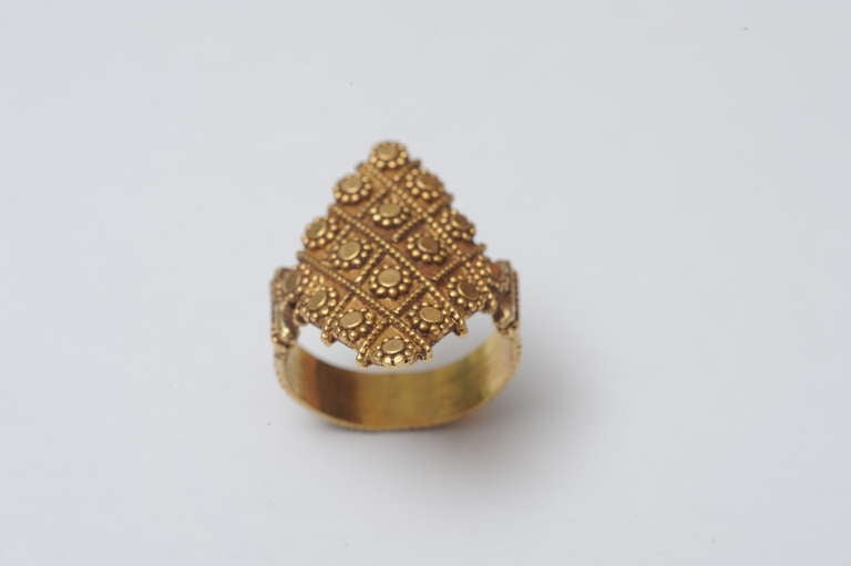 22K Gold Ring with Fine Granulation Work C. 1940's In Excellent Condition In Nantucket, MA