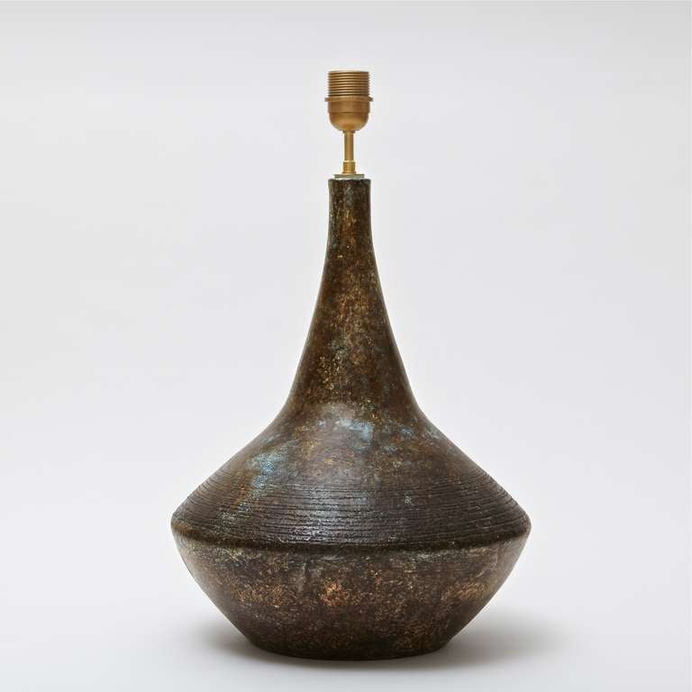 Une rare base de lampe en céramique, jetée à la main, avec un engobe brun et bleu nuageux et une décoration gravée. 
Signé en bas : 2 Potiers,

France, vers 1960.

Les dimensions approximatives correspondent uniquement à la pièce en céramique : Sans