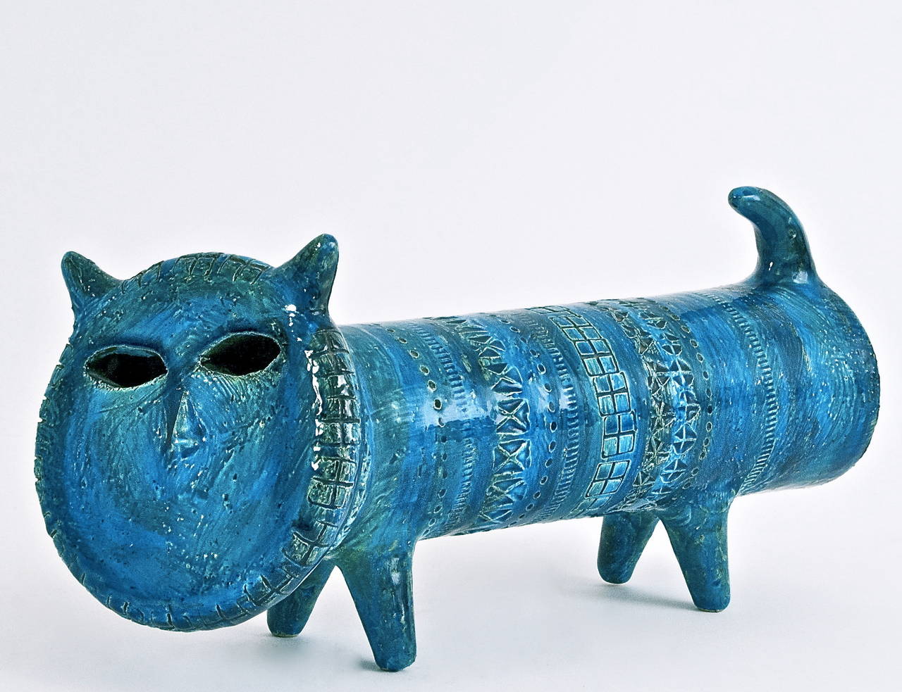 An iconic ceramic cat designed in the 50s by Aldo Londi for the famous italian manufacturer : Bitossi. 
The 