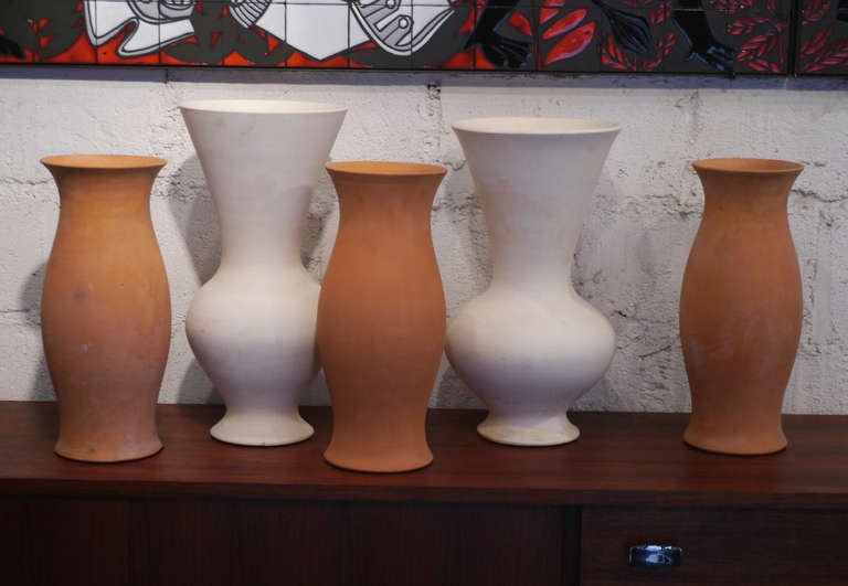 A spectacular set of 5 big vases in raw terracotta from the famous workshop 