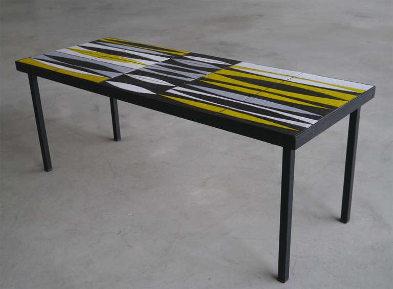 Milieu du XXe siècle Table basse « Navettes » en jaune de Roger Capron - Vallauris, France, vers 1950