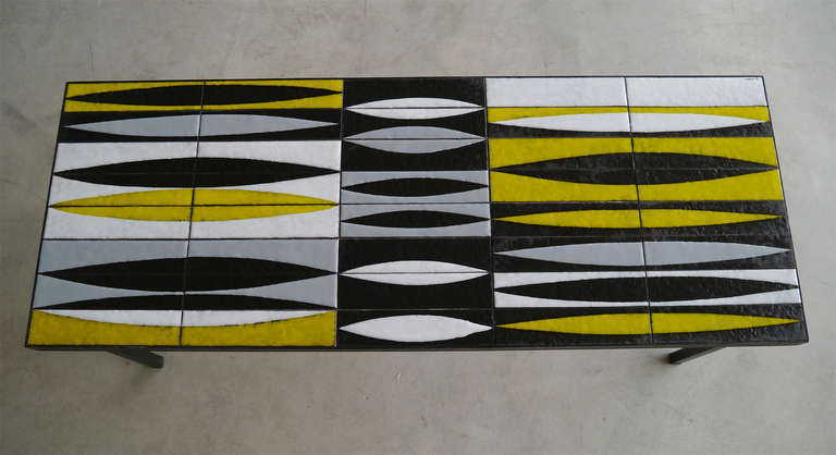 Table basse « Navettes » en jaune de Roger Capron - Vallauris, France, vers 1950 Excellent état à Saint Ouen, FR