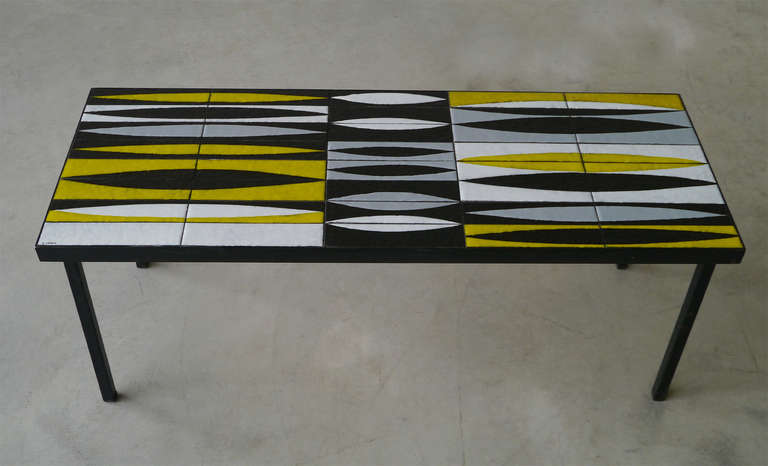 Français Table basse « Navettes » en jaune de Roger Capron - Vallauris, France, vers 1950