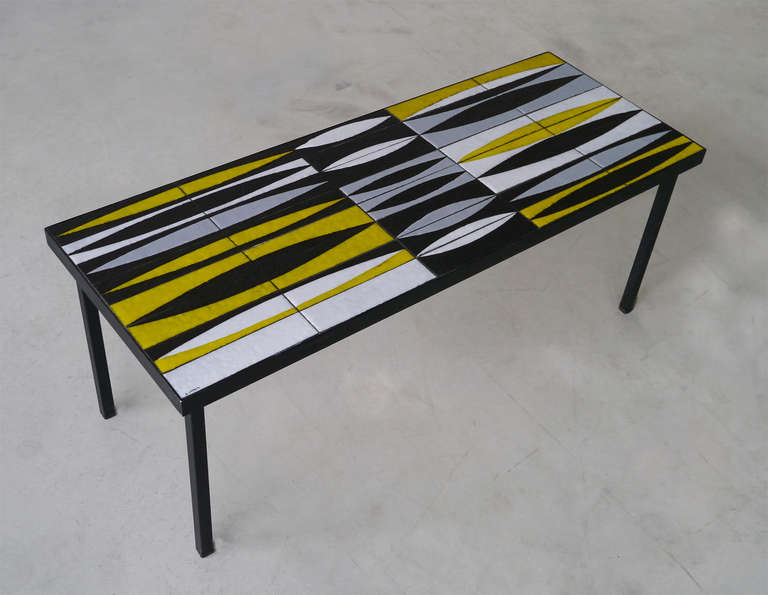 Mid-Century Modern Table basse « Navettes » en jaune de Roger Capron - Vallauris, France, vers 1950