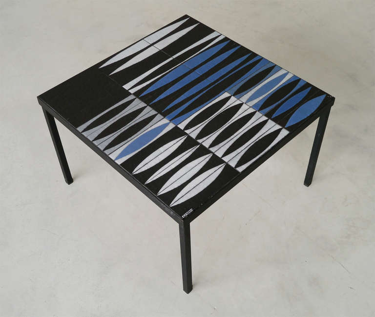 Céramique Table basse bleue « Navettes » de Roger Capron - Vallauris, France, vers 1950