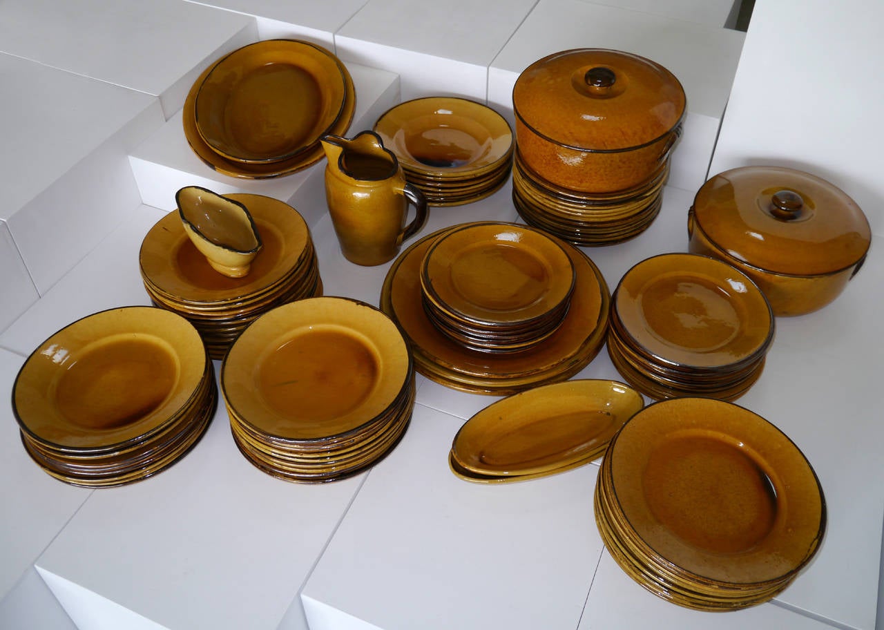 A classical mid-century earthenware, typical of the French Riviera's Arts and crafts with its simple shapes hand-decorated in various shades of honey.

From the early forties when Saltalamacchia created the pattern with the 