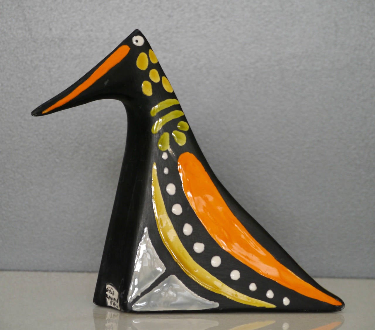 Une merveilleuse réalisation de la poterie du Studio Raymor de la fin des années cinquante.
Un mélange artistique de couleurs vibrantes et de glaçures noires mates.

Cette pièce est livrée dans son parfait état d'origine et exempte de toute