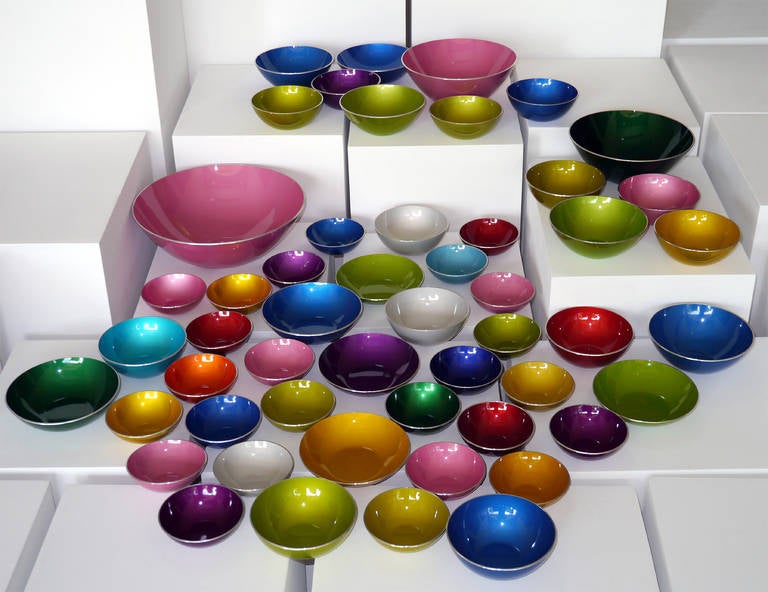 Anodized aluminium in bright vibrant colors with natural aluminium at rim.
A planetary success of the Scandinavian design.

52 Pieces
Various sizes from 28.5 cm to 10 cm diameter.

Some of them wear the original diamond-shaped foil label on