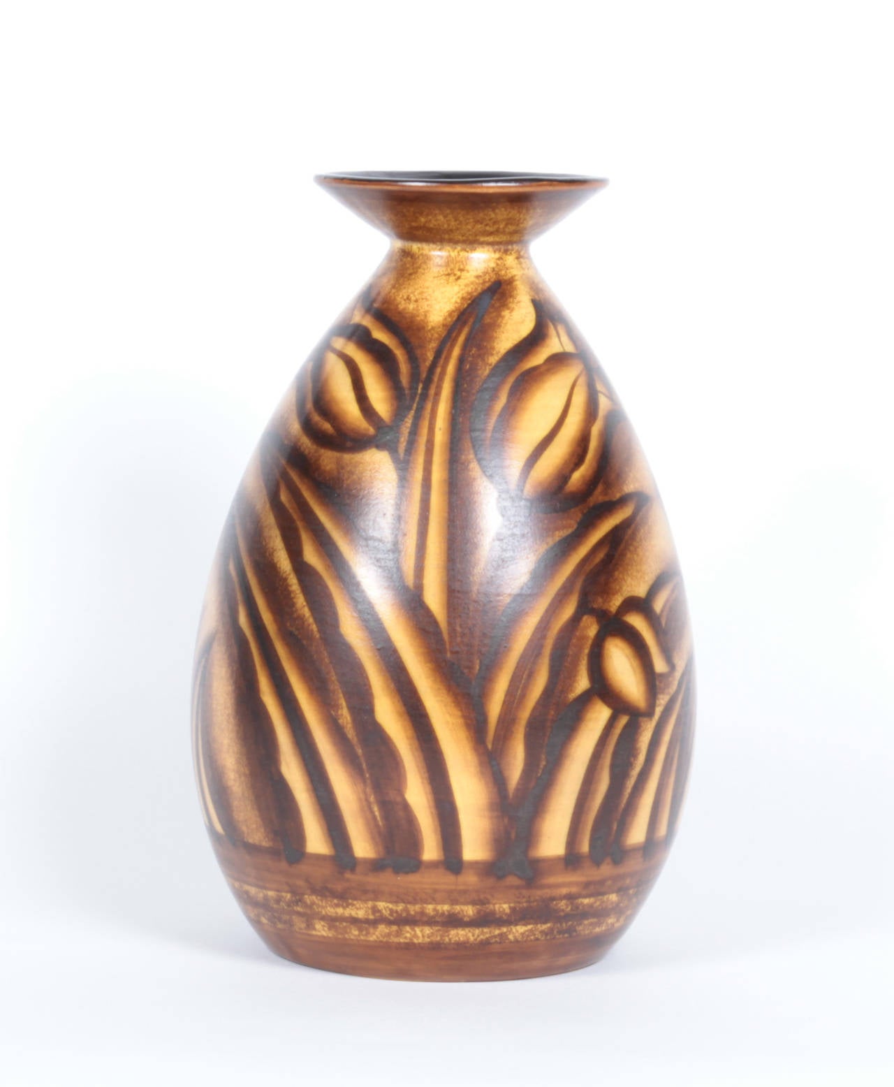 Charles Catteau (1880-1966).
Boch Freres Keramis La Louviere Belgium.

Tulip vase, circa 1930.

Glazed earthenware with hand-painted decoration of tulips in shades of brown and golden hues.

Marks: “Keramis” Made in Belgium , D. 2524 B,