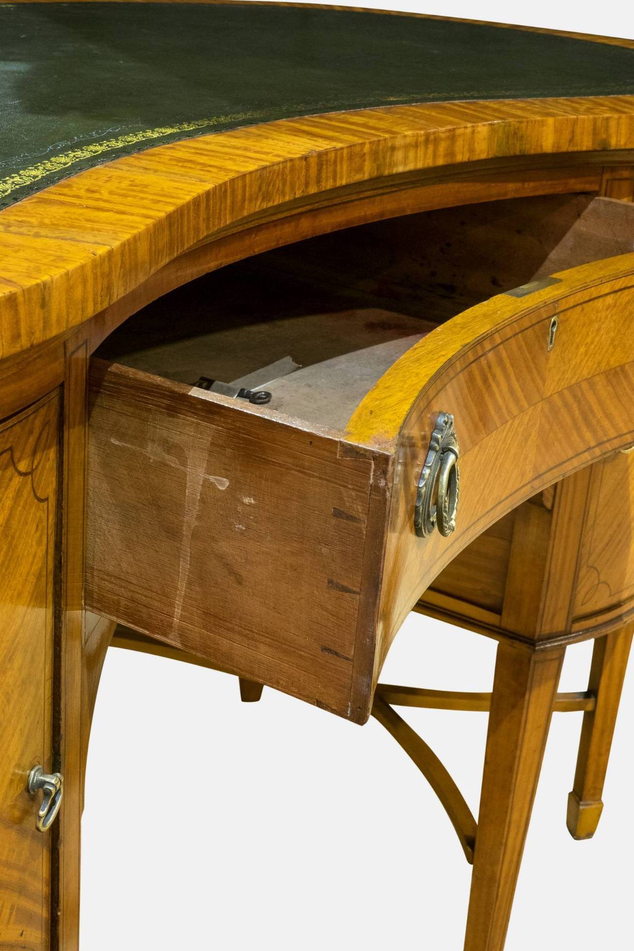 19th Century Satinwood Kidney-Shaped Writing Desk In Excellent Condition In Bournemouth, GB