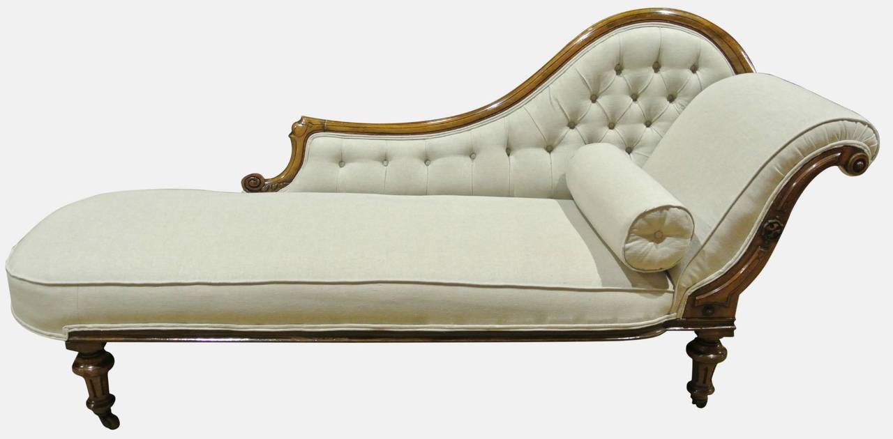 An elegant 19th century walnut show wood chaise longue with deep buttoned back and bolster cushion. Beautifully reupholstered in a contemporary linen fabric.