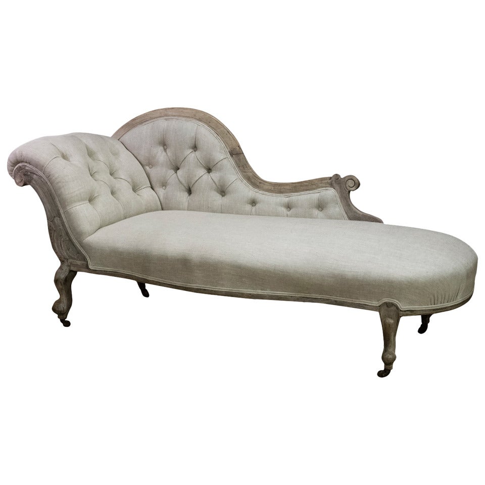 Walnut Serpentine Fronted Chaise Longue