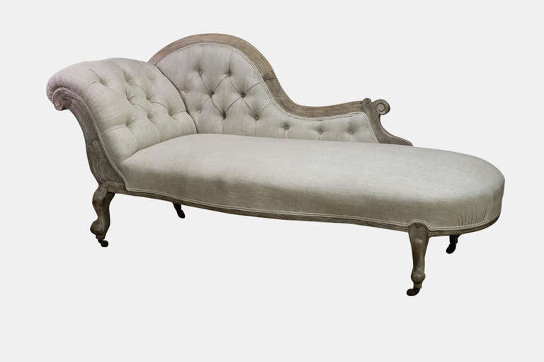 An attractive 19th Century bleached walnut serpentine fronted chaise longue reupholstered in a contemporary linen fabric