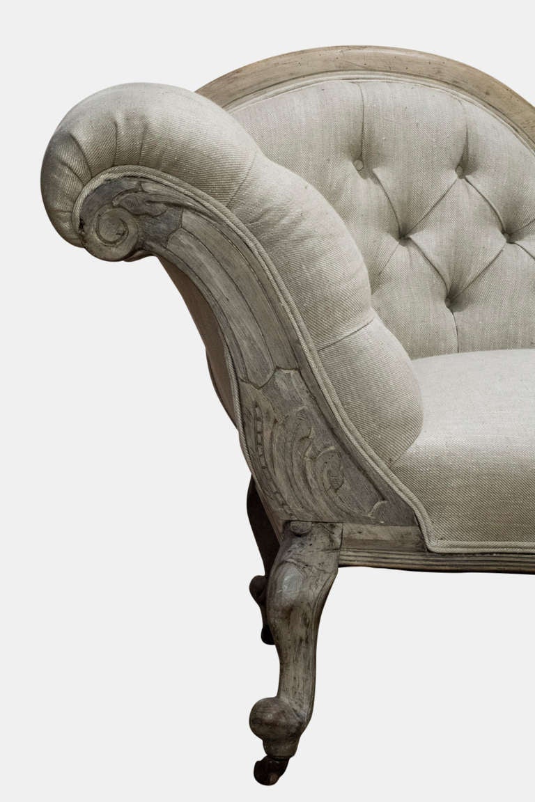 Victorian Walnut Serpentine Fronted Chaise Longue