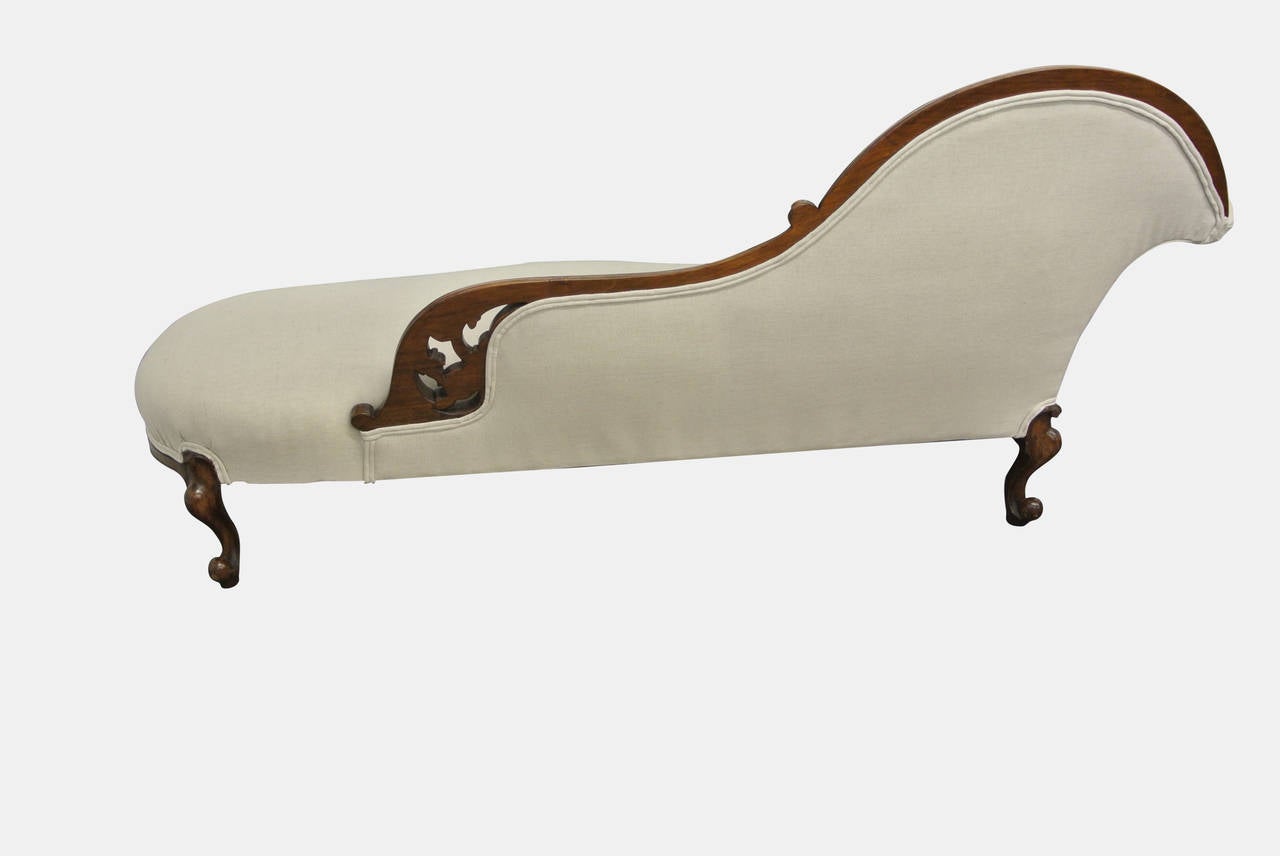 Fine quality and elegant walnut show framed serpentine fronted chaise longue of good proportions on carved cabriole legs. Reupholstered in a contemporary linen fabric. Excellent condition.