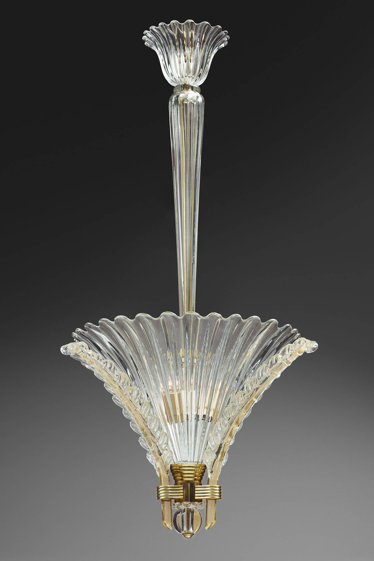 Small chandelier from Barovier & Toso
Italy circa 1950
Strucutre in gilt bronze
Model with a Murano glass central cup and 3 leaves
3 lights in the cup