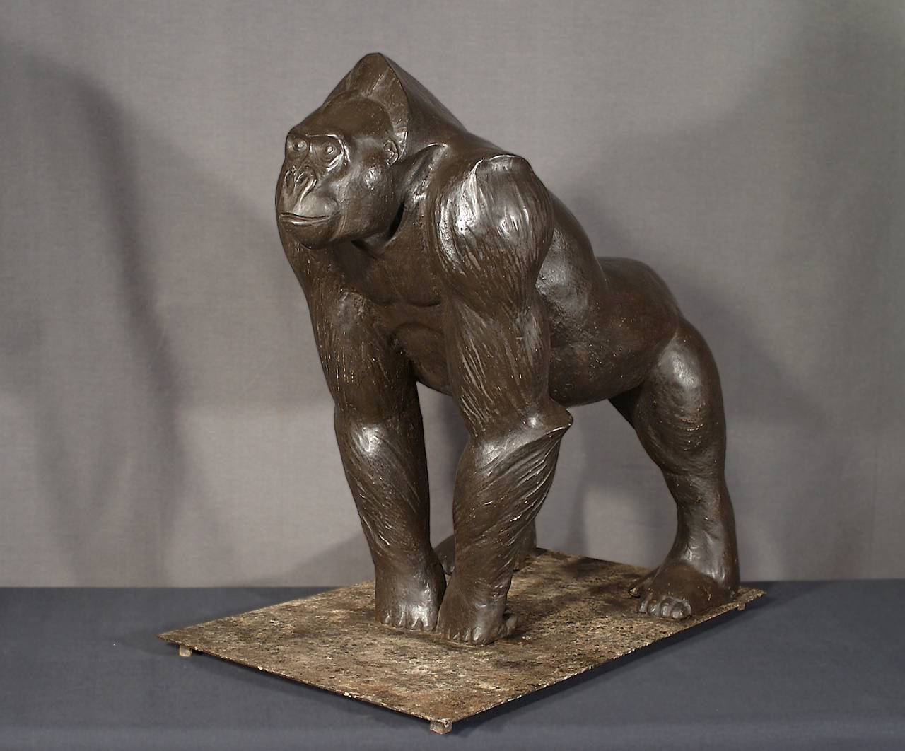 Sculpture representing a gorilla.
Original plaster with dark patina from Robert Le Roy Wattiaux.
Paris, circa 1950.