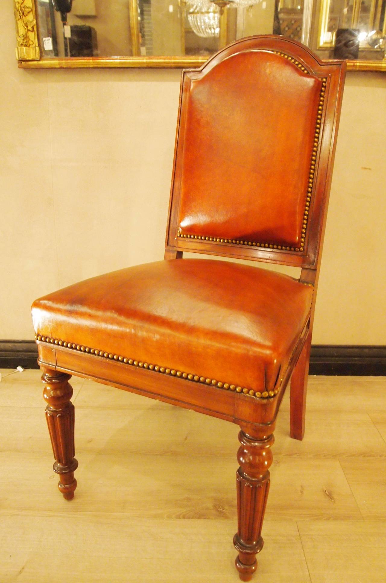 Nice suite of 12 French dining chairs

in mahogany recovered with a thick gold leather.

France, 19th century.

Measures: H 99 cm, H seat 47 cm.

Length 49 cm, width 51 cm.
