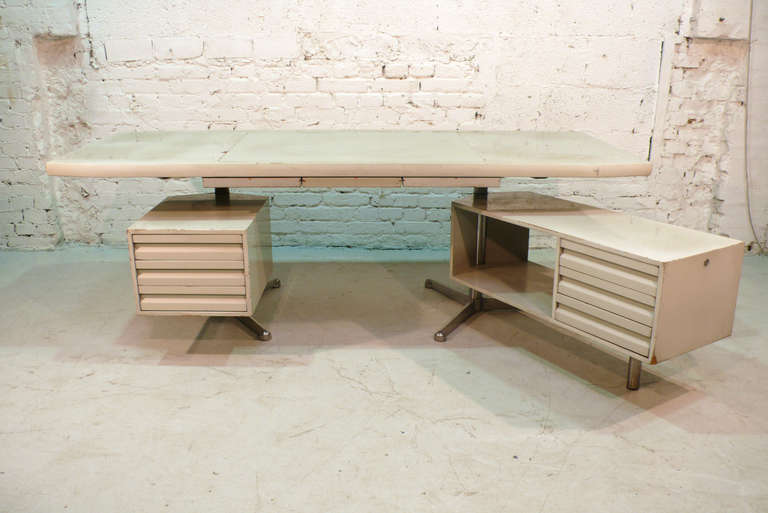 Desk by Osvaldo Borsani for Tecno in original varnish (color chalk, made to order).
Tecno tagged twice.