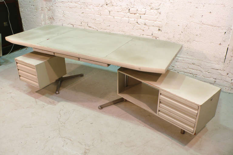 Lacquered Desk by Osvaldo Borsani for Tecno For Sale