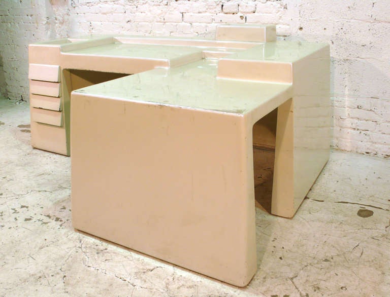 Desk by Vittorio Introini for Saporiti.
The white color is not the original one.
Small edition.  	 
Ref.:
Philippe Decelle, Diane Hennebert and Pierre Loze, L'UTOPIE DU TOUT PLASTIQUE 1960-1973, exh. cat., BRUSSELS, 1994, p.74