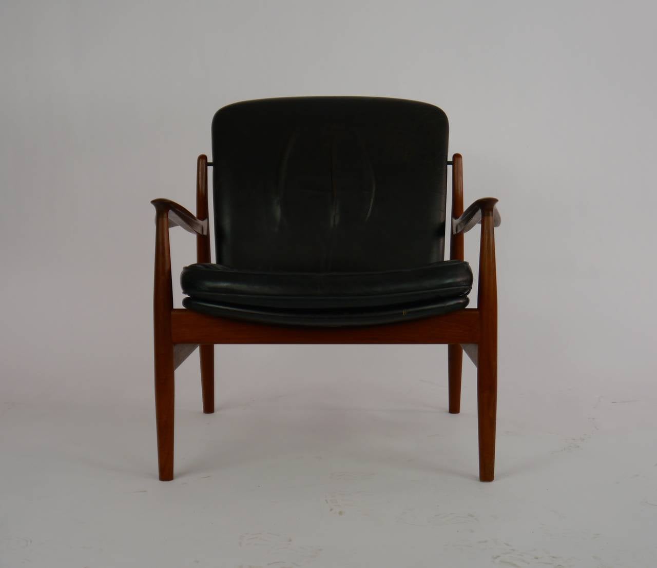 Mid-20th Century Teak and Leather Lounge Chair by Finn Juhl for France and Daverkosen For Sale