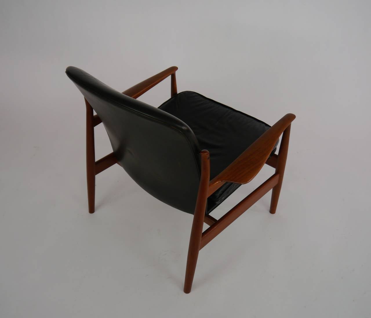 Teak and Leather Lounge Chair by Finn Juhl for France and Daverkosen For Sale 3