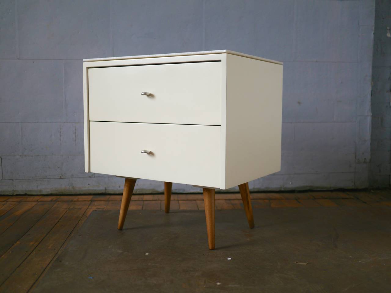 Mid-20th Century Pair of Paul McCobb Nightstands in White Lacquer with Vitrolite Tops