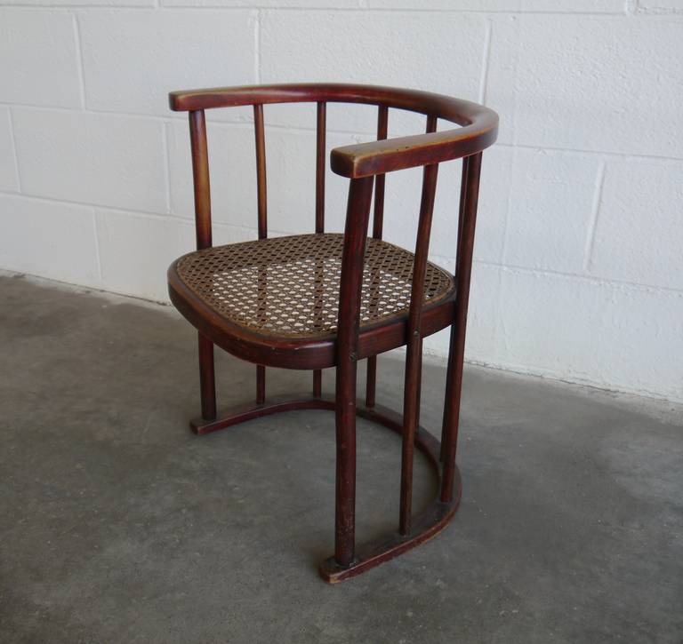 Rare chaise d'enfant de Josef Hoffmann pour Thonet. À notre connaissance, il s'agit du seul exemple commercialisé. Excellent état d'origine avec une belle finition patinée. 24