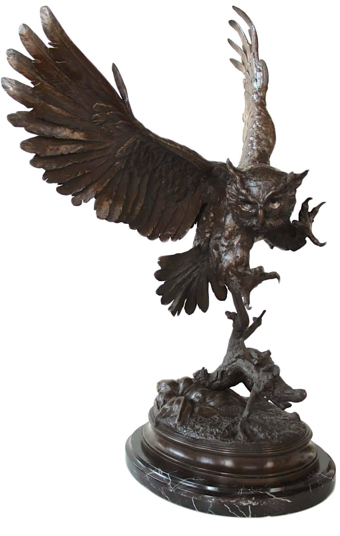 Great Horned Owl - Sculpture by Jules Moigniez