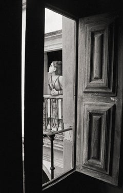 "Beauty at the Window" Photographie en noir et blanc signée, épreuve à la gélatine argentique