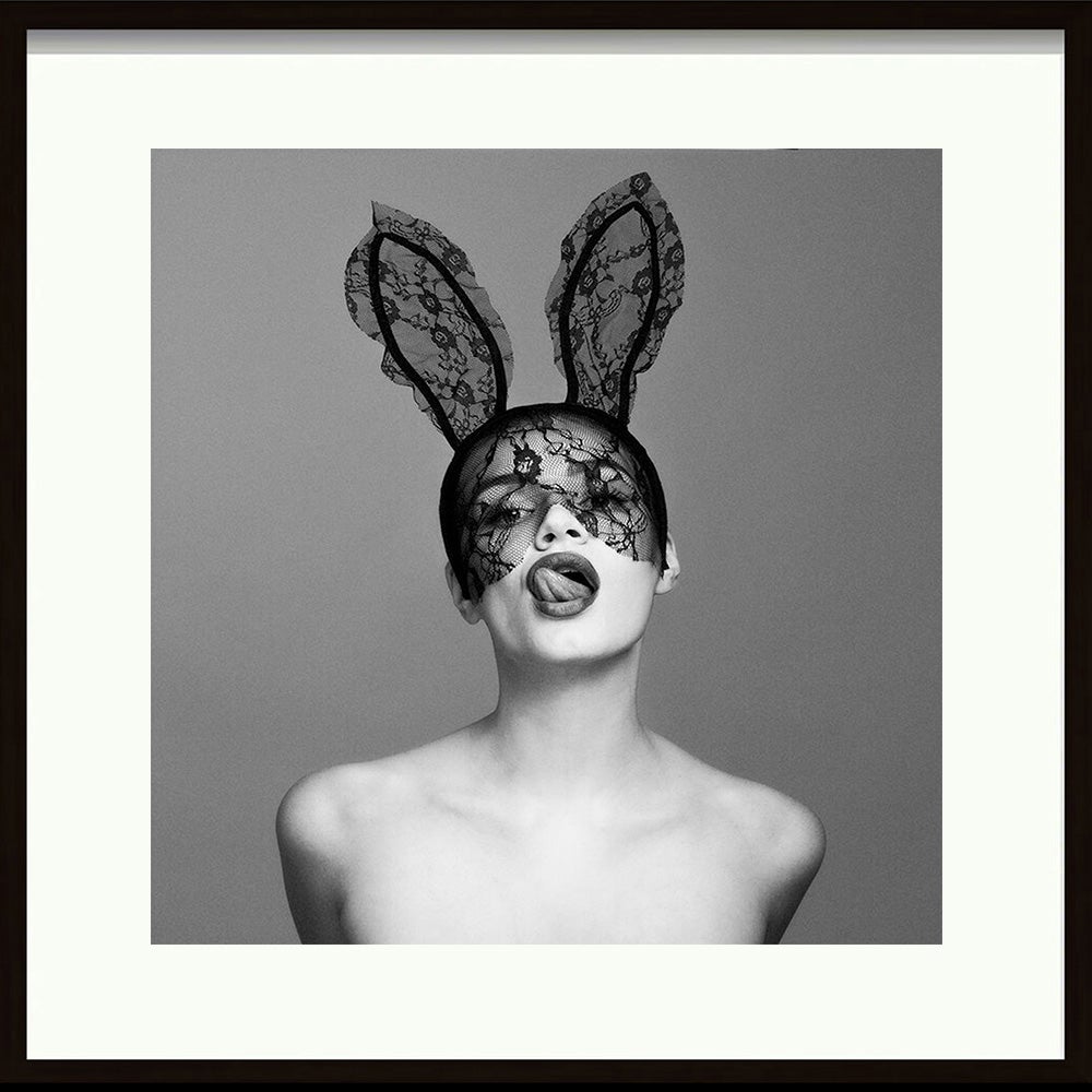 Color Photograph de Tyler Shields - Encaje II