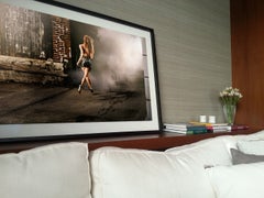 „Alleyway“ von David Drebin – Filmisch-figurative Fotografie