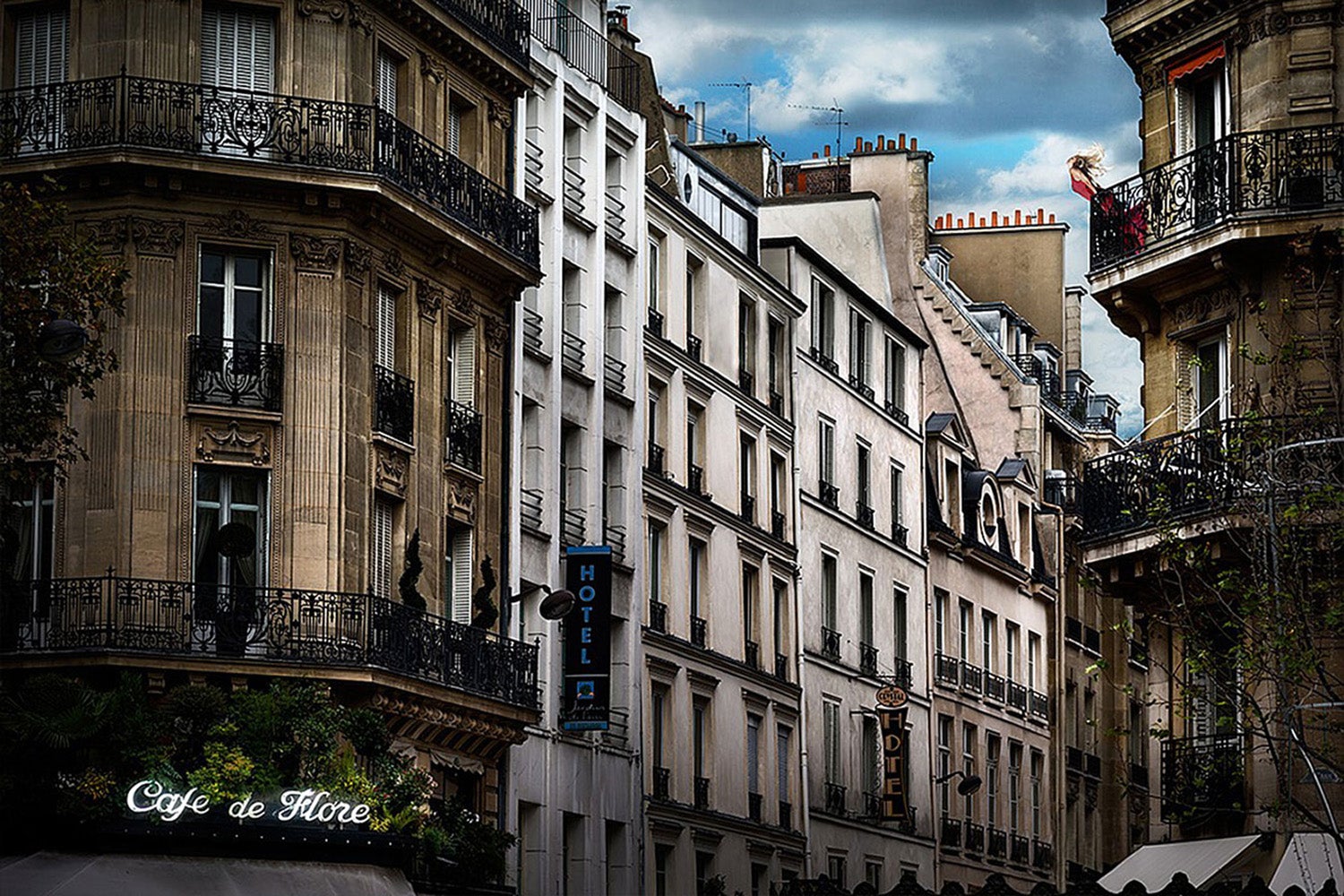 «Vestido rojo en París», de David Drebin: fotografía figurativa de moda en París