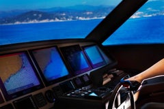 „Steering Ship“ von David Drebin – figurative Meeresfotografie