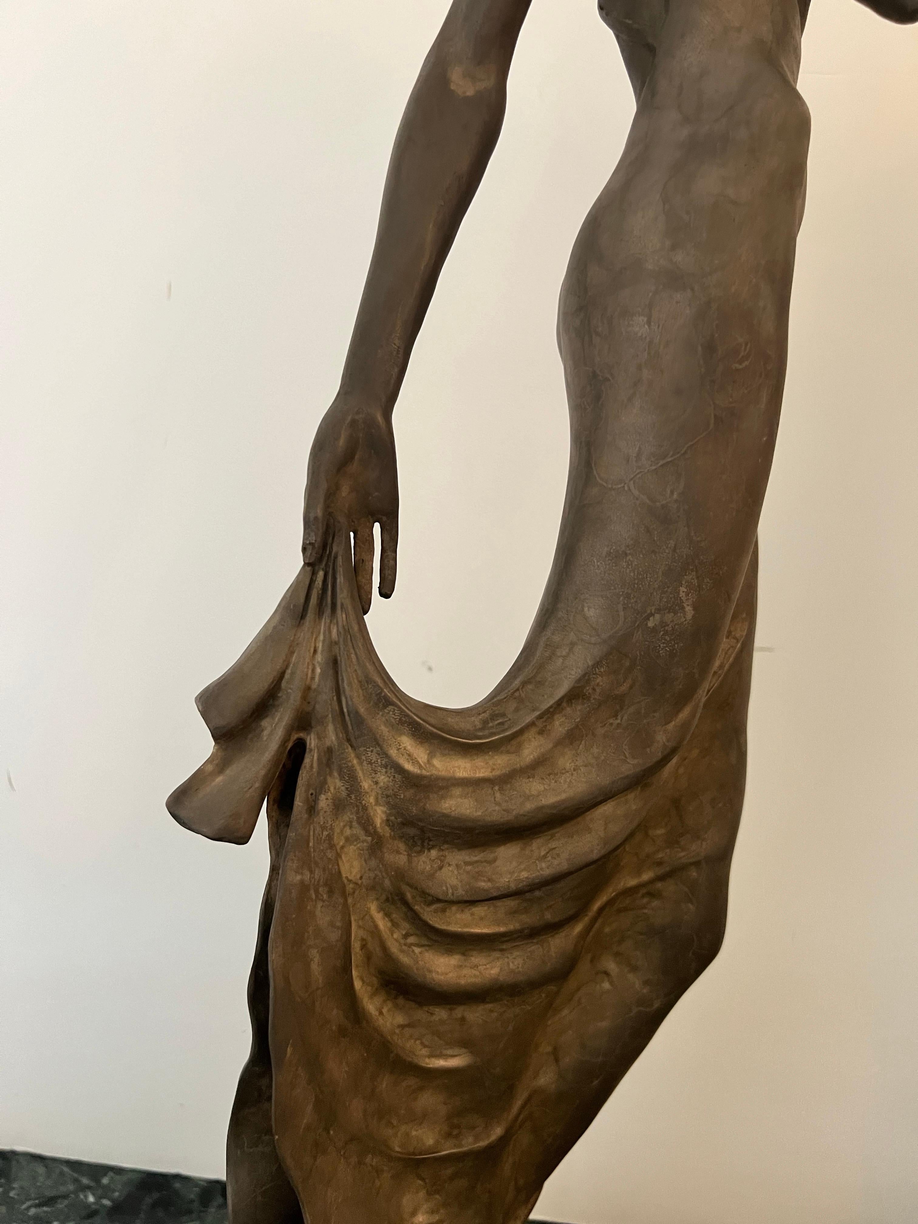 Elegancia , Mujer contemporánea bronce. - Figurative Sculpture Oro de Marsha Gertenbach