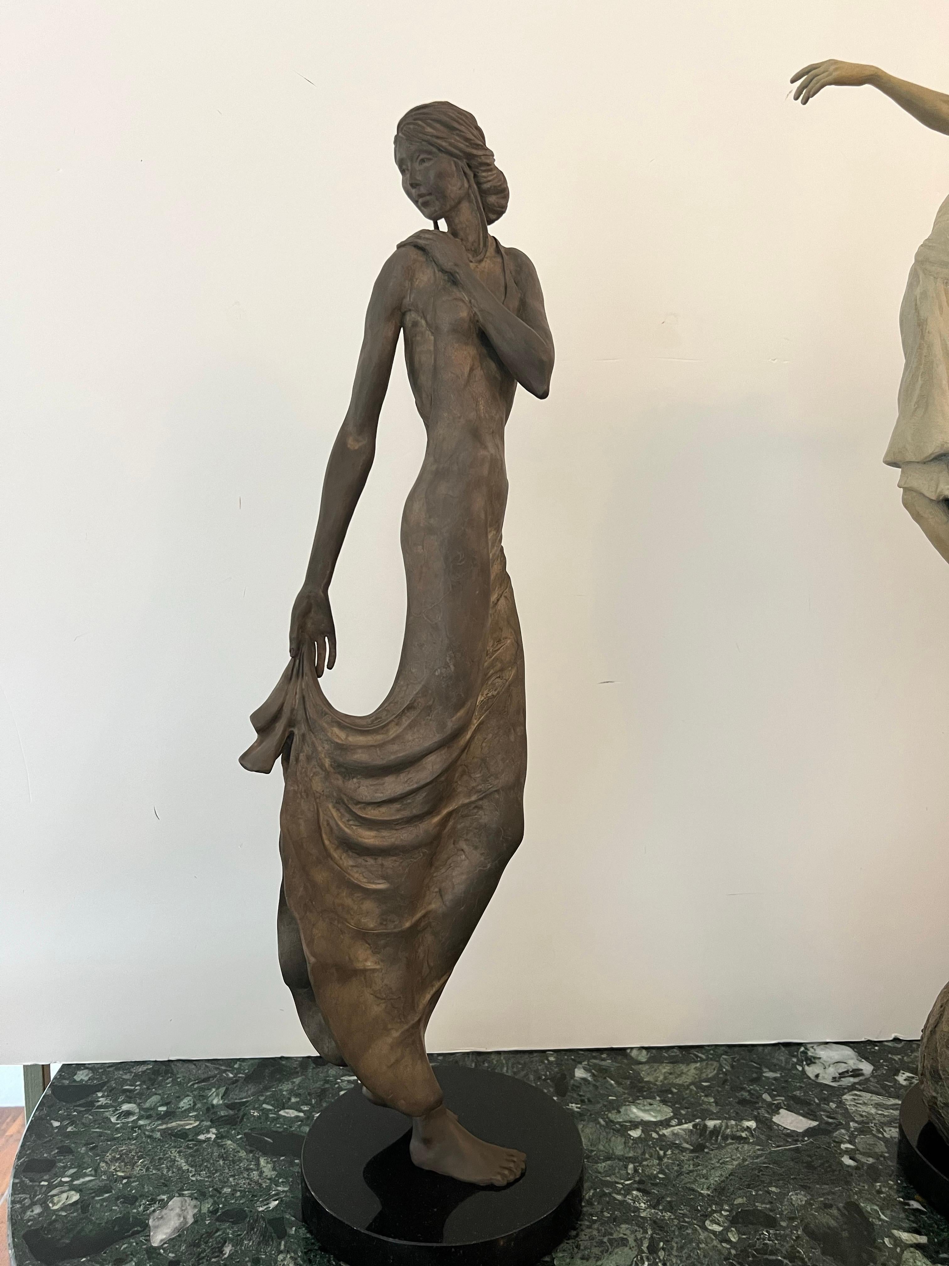 Elegancia , Mujer contemporánea bronce. en venta 5