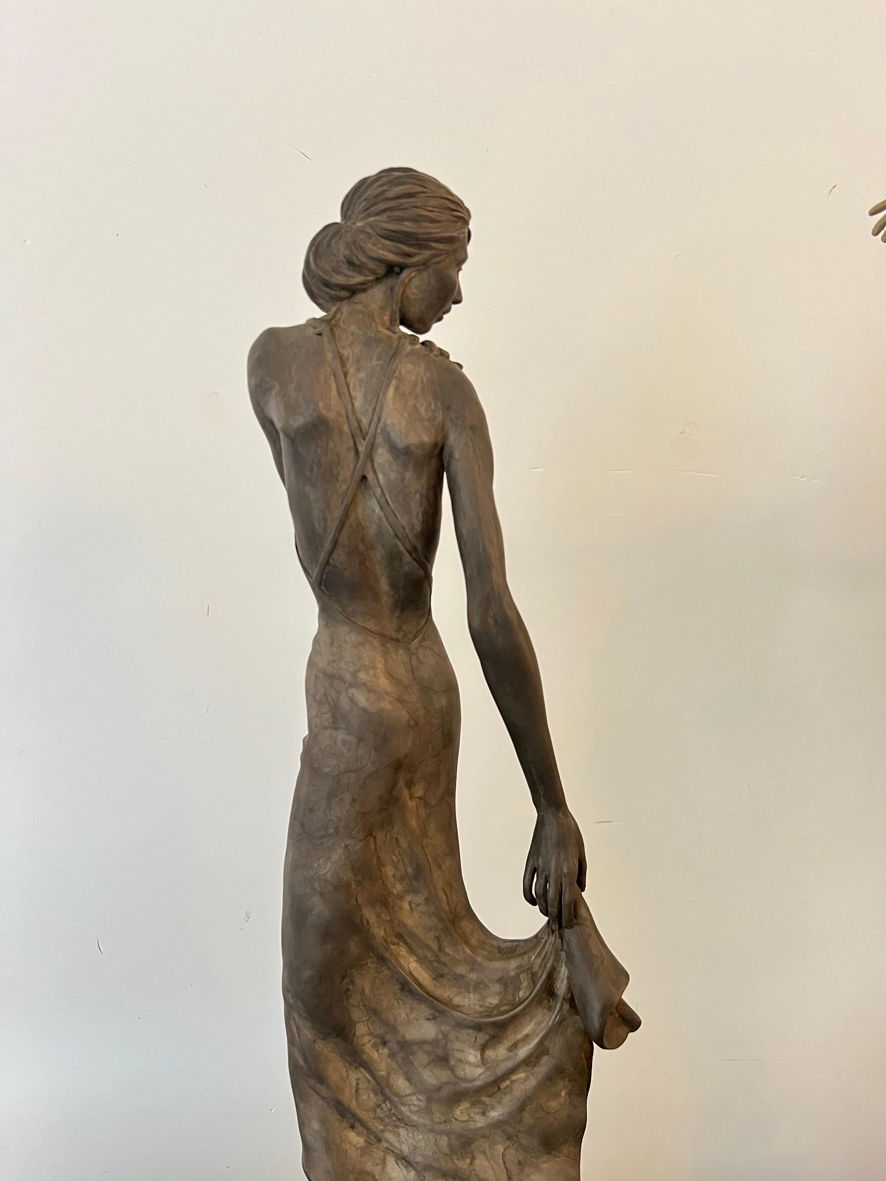 Elegancia , Mujer contemporánea bronce. en venta 3
