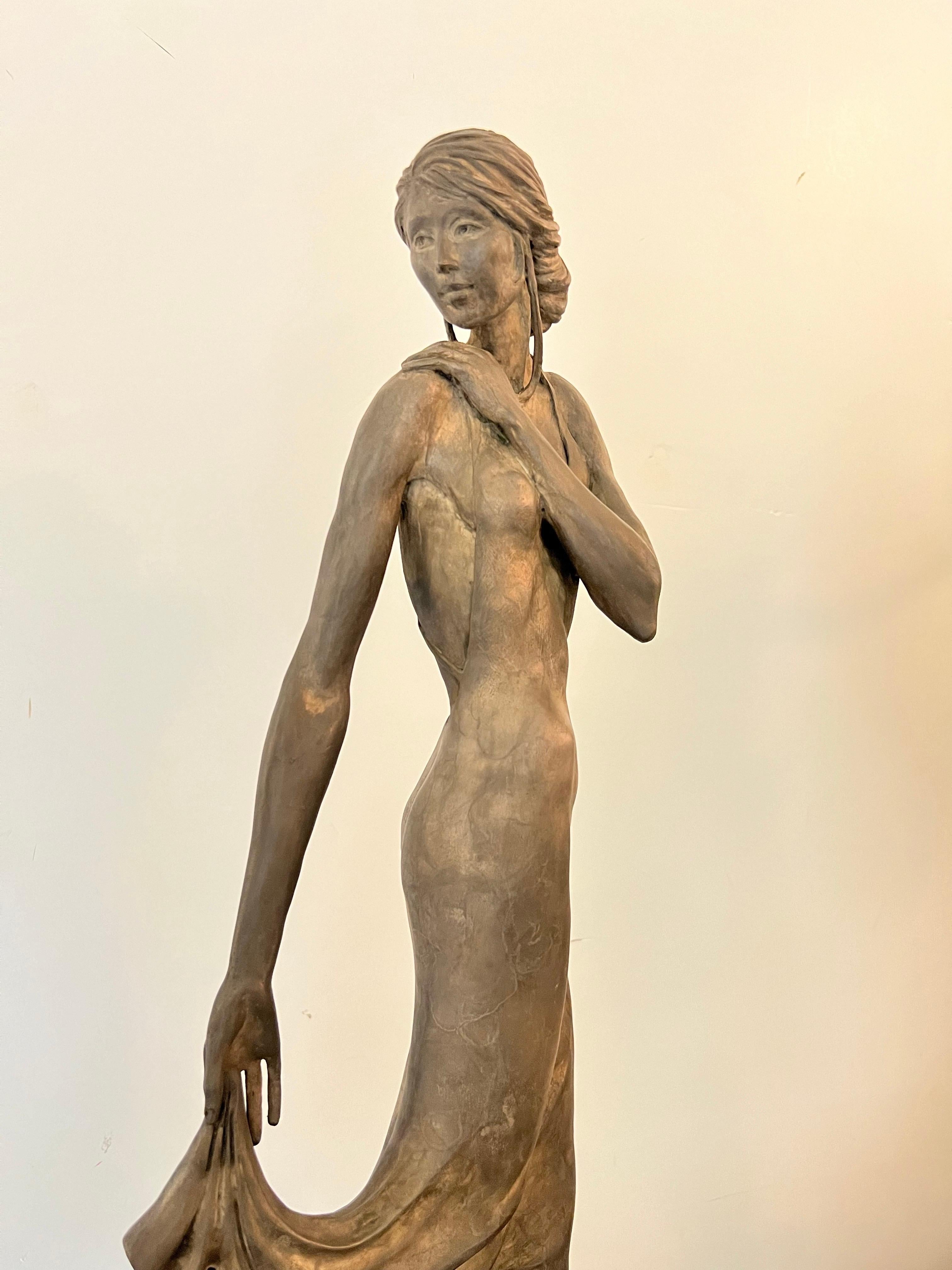 Elegancia , Mujer contemporánea bronce. en venta 2
