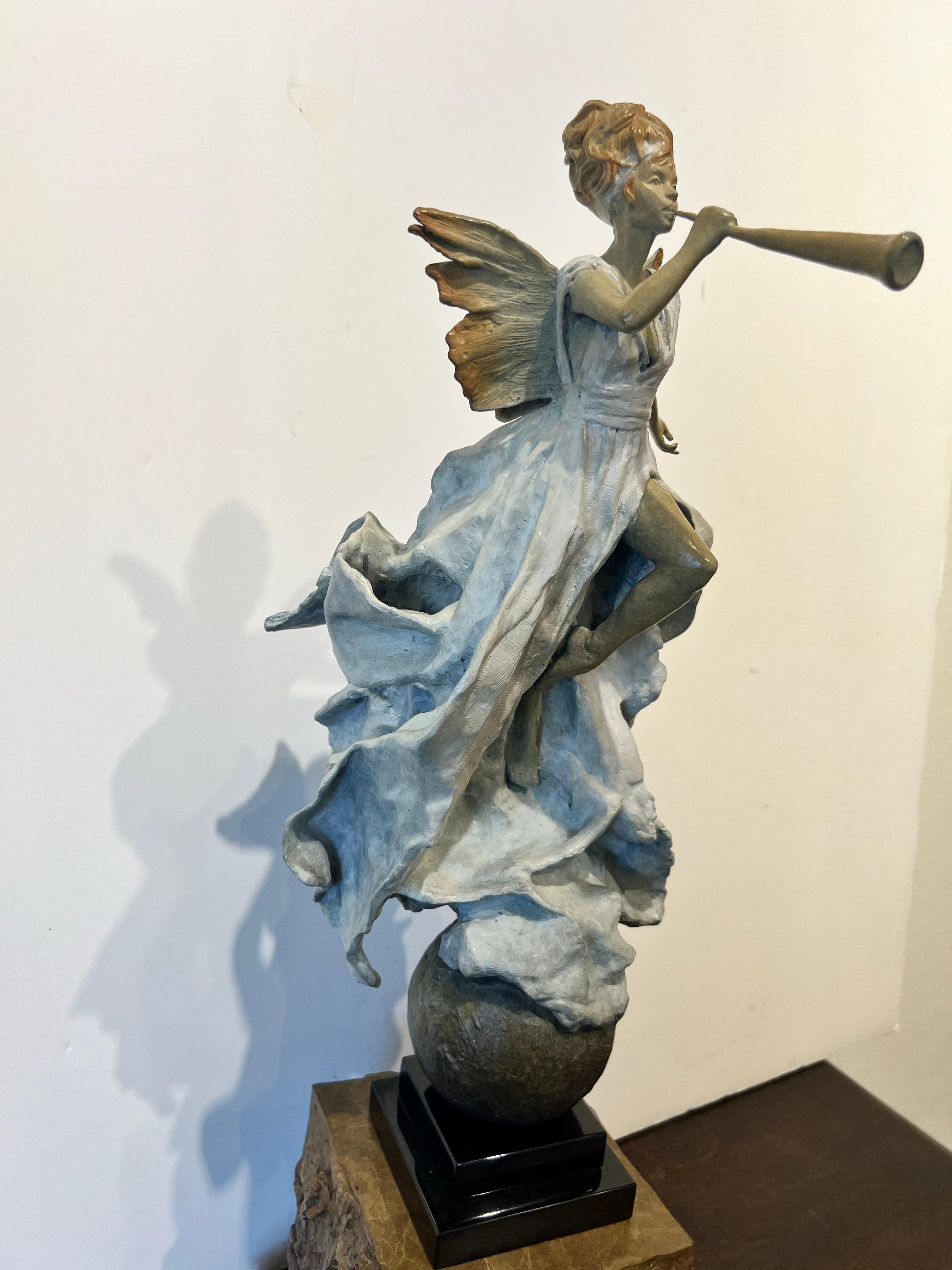 El cuarto ángel, Ángel contemporáneo, Ángel escultor. - Figurative Sculpture Oro de Marsha Gertenbach