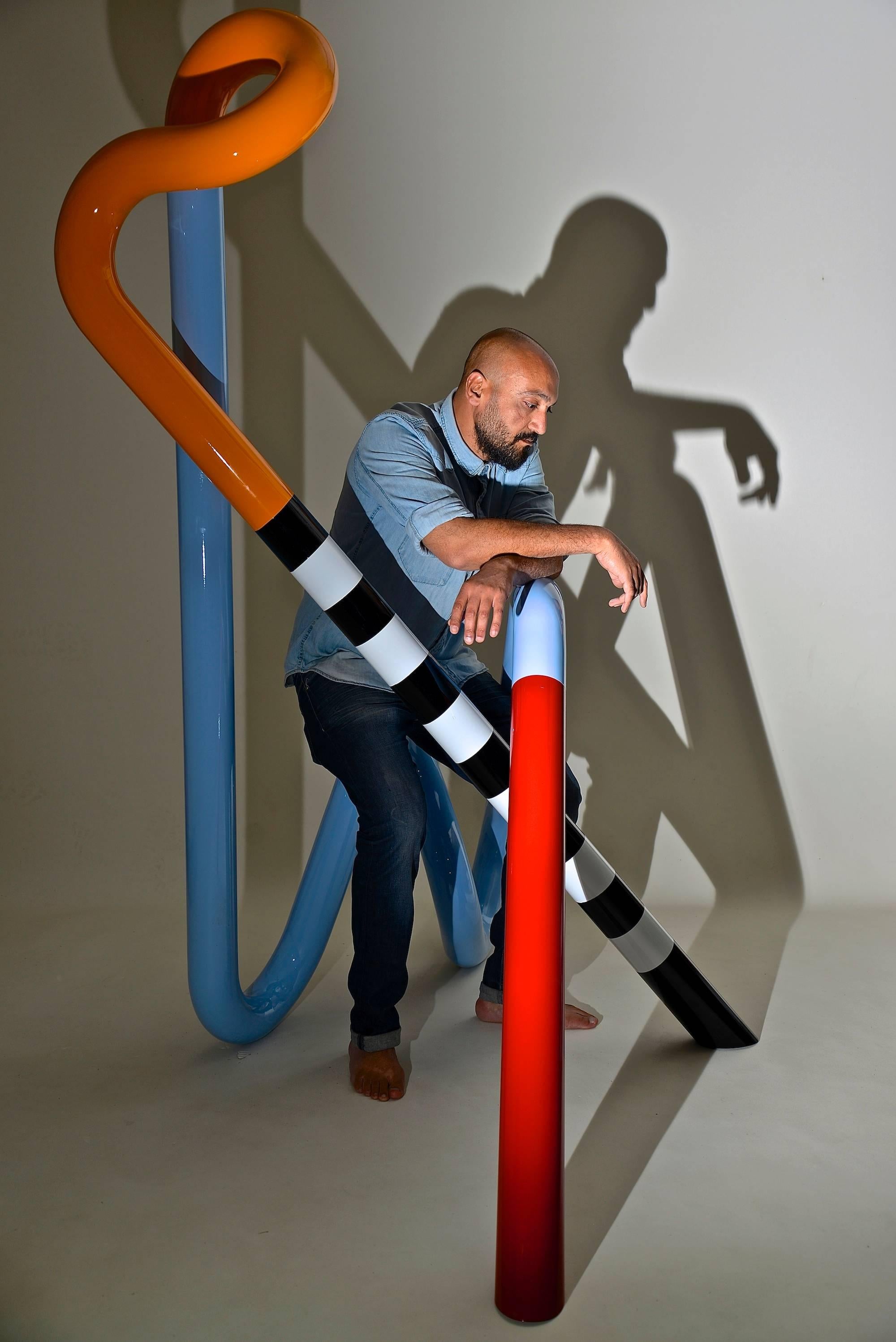 e de la langue du corps (2 mètres de haut) - Sculpture de Sam Shendi