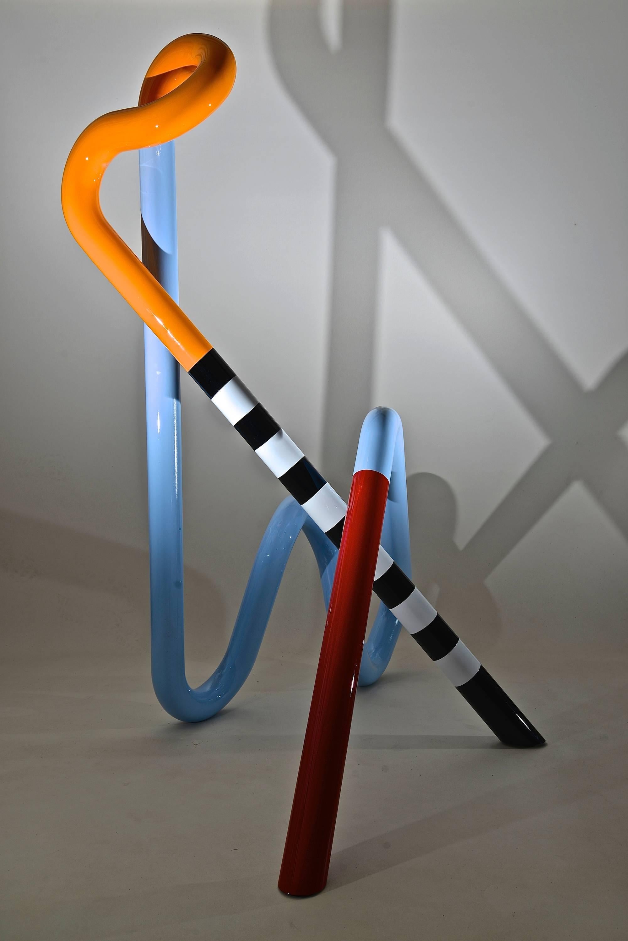 e de la langue du corps (2 mètres de haut) - Gris Abstract Sculpture par Sam Shendi