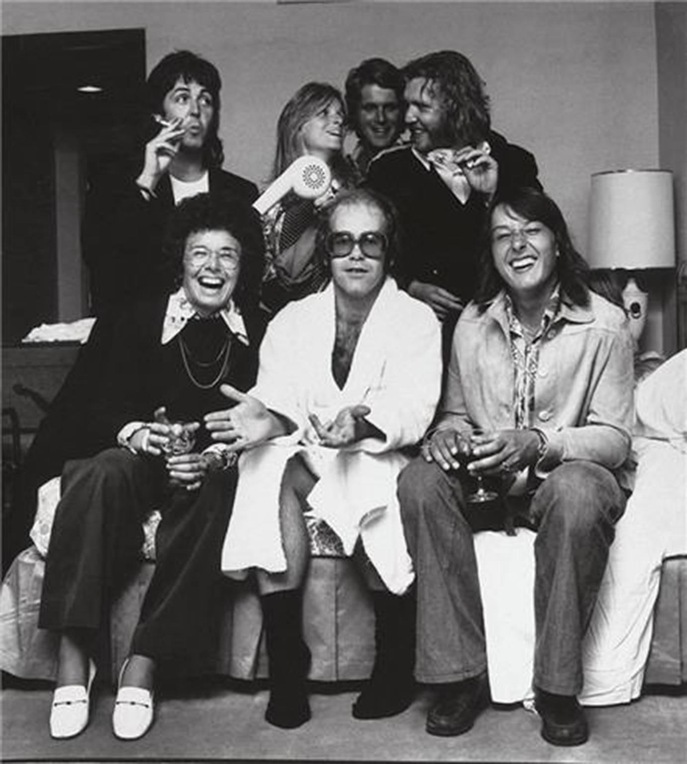 Terry O'Neill Black and White Photograph – Elton John, Billie Jean King, Paul McCartney, Linda McCartney und Freunde