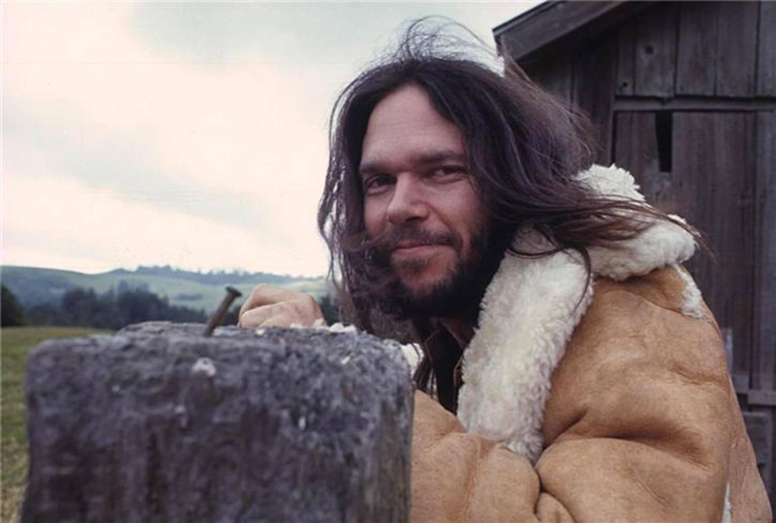 Henry Diltz Color Photograph – Neil Young Barn, 1971