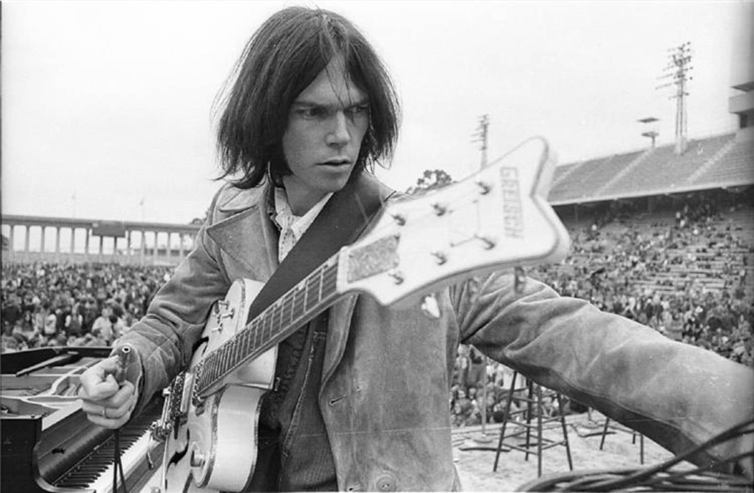 Henry Diltz Portrait Photograph – Neil Young, 1969