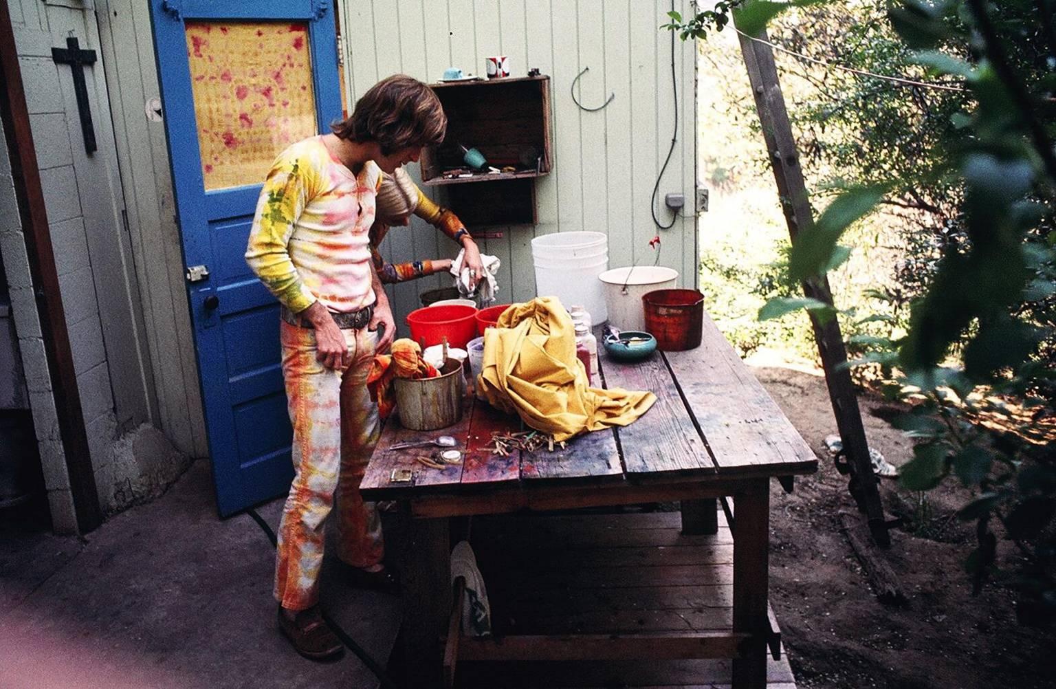 Jerry de Wilde Color Photograph – John und Ceci Sebastian, Waterbaby Dye Works, The Farm, Los Angeles, CA 1969