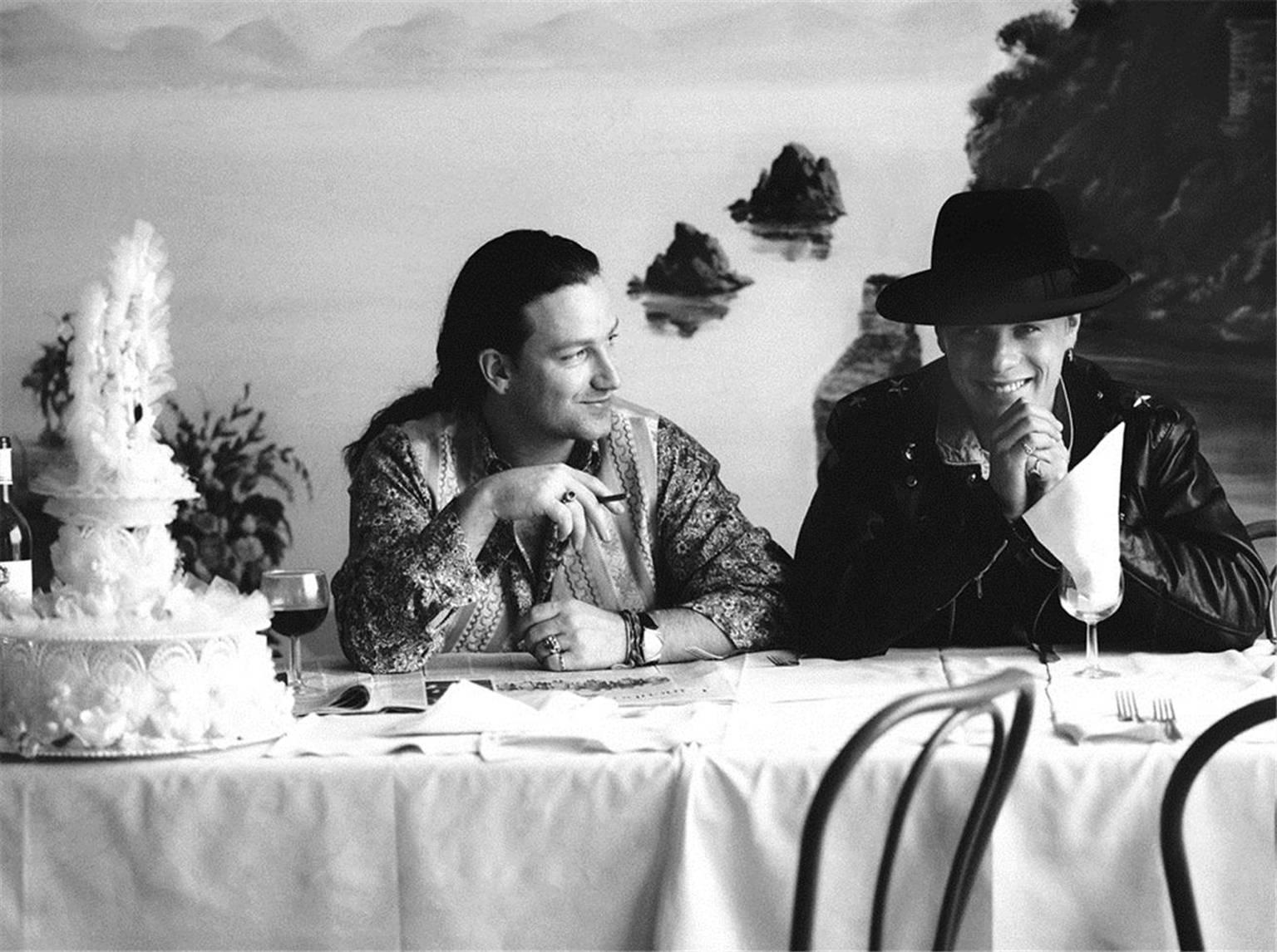 Colm Henry Black and White Photograph – U2, Bono & Larry Mullen Jr., Rom, Italien, 1989