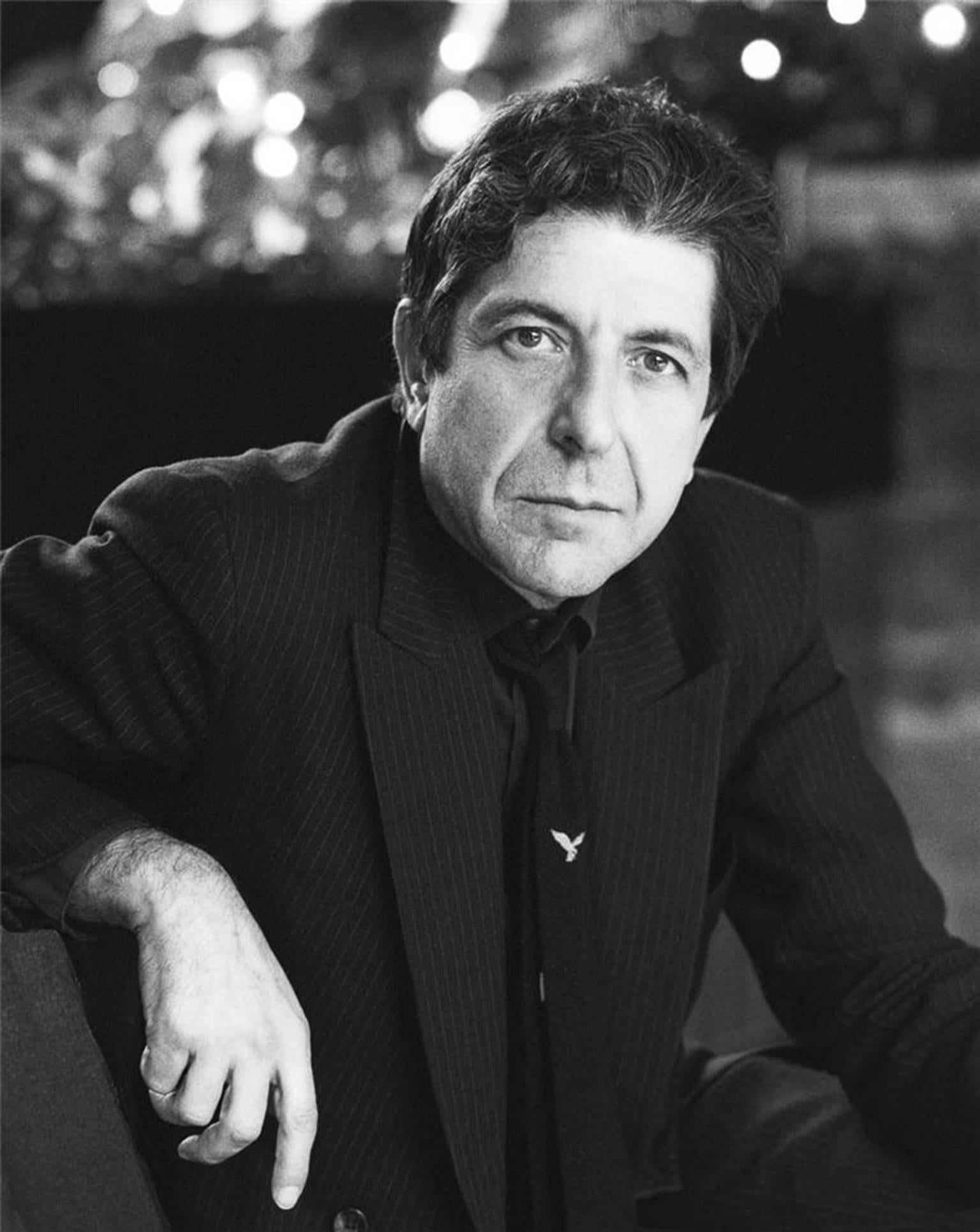 Black and White Photograph Colm Henry - Leonard Cohen dans la ville de Dublin, 1985