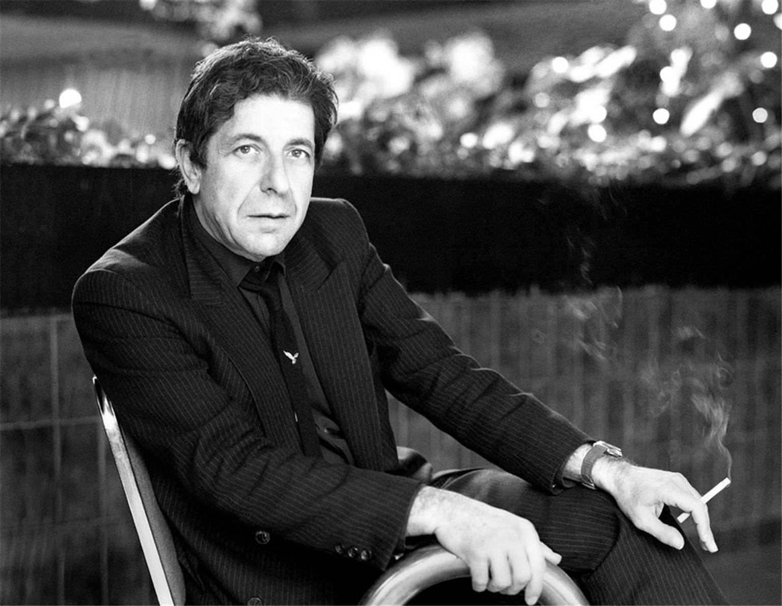 Black and White Photograph Colm Henry - Leonard Cohen dans la ville de Dublin